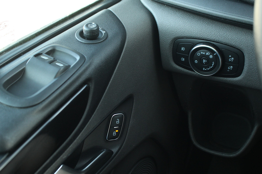 Ford Transit Custom 300 2.0TDCI 130pk L2H1 Limited | Camera | Trekhaak | Carplay/Android | Cruise | Lease 324,- p/m 18