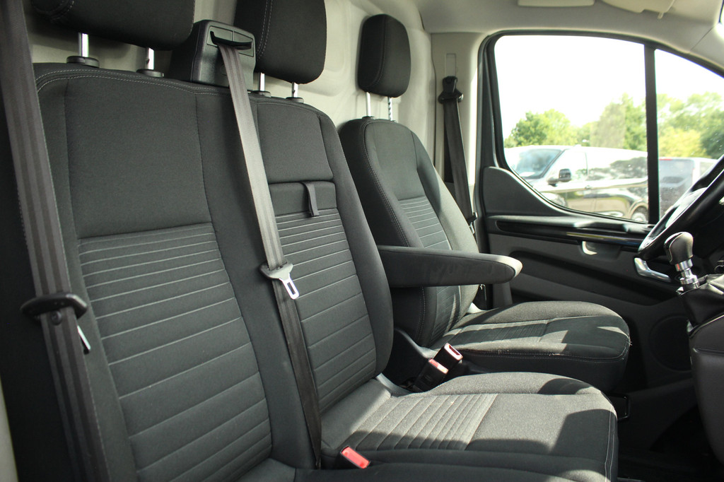 Ford Transit Custom 300 2.0TDCI 170pk L2H1 Limited | Camera | Cruise | Trekhaak | Carplay/Android | Lease 360,- p/m 17