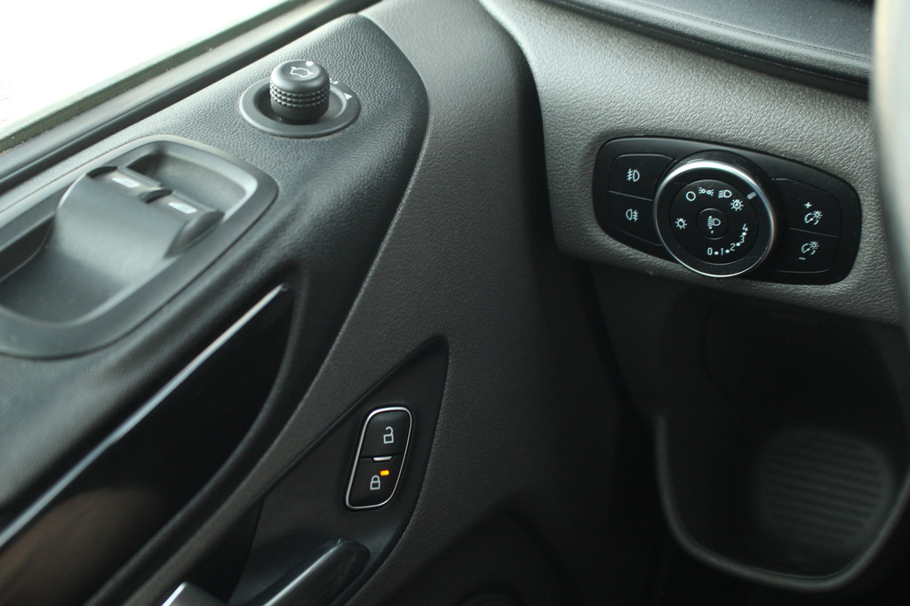 Ford Transit Custom 300 2.0TDCI 170pk L2H1 Limited | Camera | Cruise | Trekhaak | Carplay/Android | Lease 360,- p/m 18