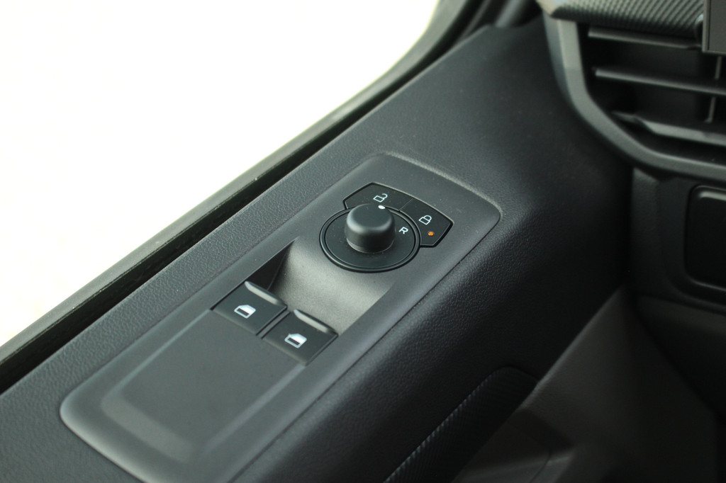 Ford Transit Custom 320 2.0TDCI 170pk Automaat | L2H1 Trend DC | 4x4 | AWD | L+R Zijdeur | Stoel + Stuurverwarming | Keyless | Carplay/Android | Lease 878,- p/m 21