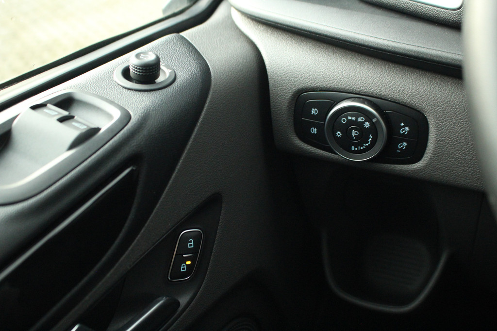 Ford Transit Custom 320 2.0TDCI 170pk L2H1 Limited DC | Automaat | L+R Zijdeur | Trekhaak | Camera | Carplay/Android | | Lease 537,- p/m 21