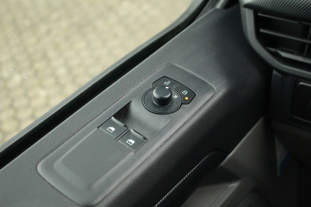 Ford Transit Custom 320 2.0TDCI 170pk L2H1 Trend DC | L+R Zijdeur | Trekhaak | Carplay/Android | Camera | Lease 753,- p/m 21