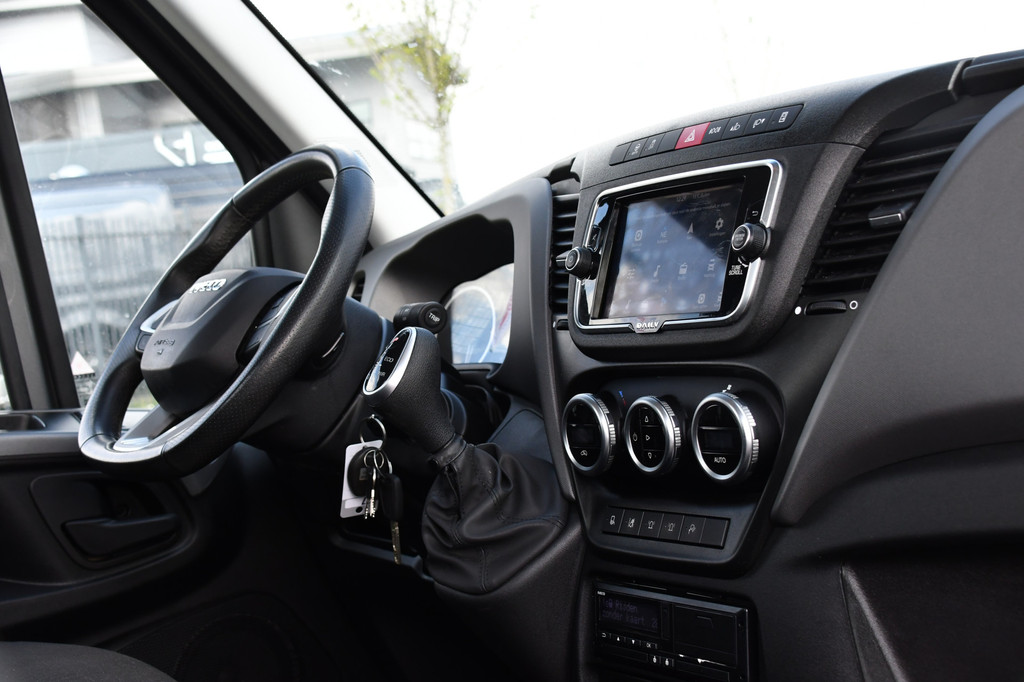 Iveco 40C18 Daily DL L4 Openlaadbak Camera, Cruise, LED, Carplay, 180PK, 3500kg Trekhaak, Clima, Automaat, Uniek! Chassis 15