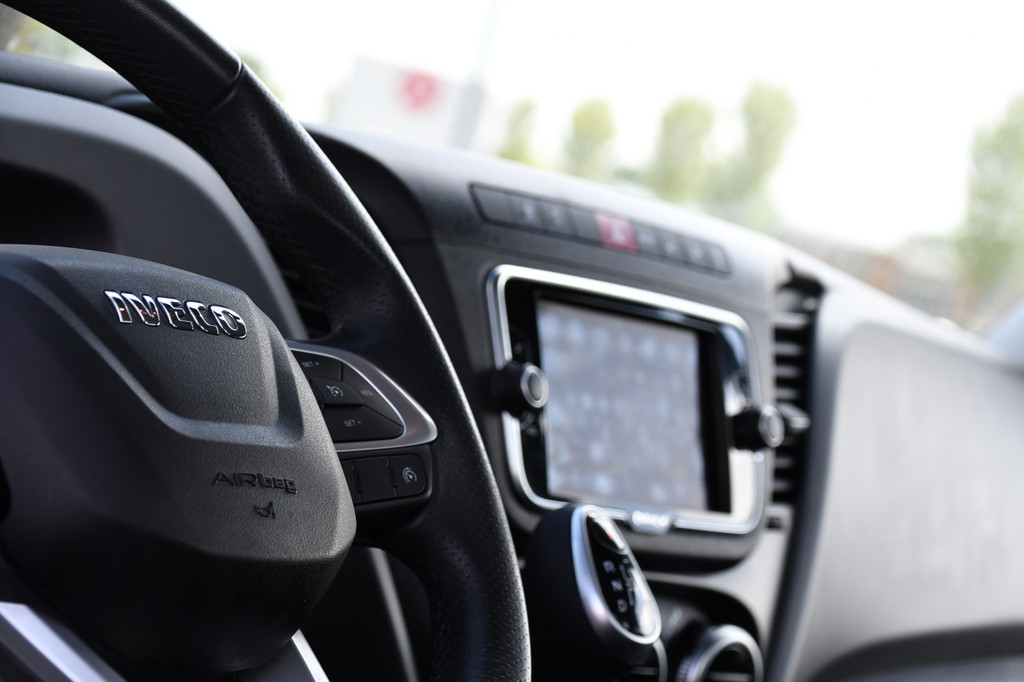 Iveco 40C18 Daily DL L4 Openlaadbak Camera, Cruise, LED, Carplay, 180PK, 3500kg Trekhaak, Clima, Automaat, Uniek! Chassis 17