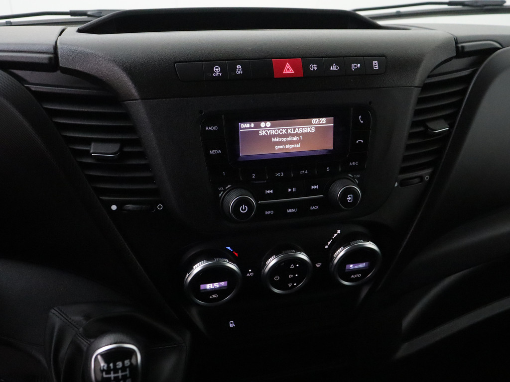 Iveco Daily 35C16 Bakwagen+Laadklep | Airco | Cruise | 3-Persoons | Dakspoiler 17