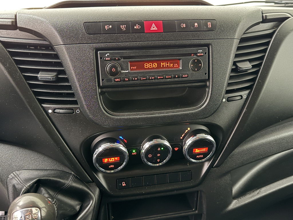 Iveco Daily 35C16 Bakwagen+Laadklep | Airco | Cruise | 3-Persoons | Dakspoiler 18