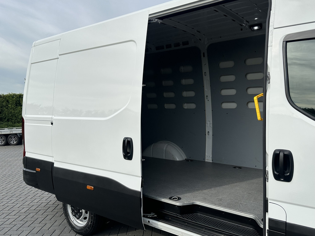 Iveco Daily 35S14 2.3D FACELIFT / L2H2 / ** 28.436 KM ** / TREKHAAK / 3.500 KG AHG / 270 ACHTERDEUREN / ECC AIRCO / APPLE CARPLAY / 3 ZITS 10