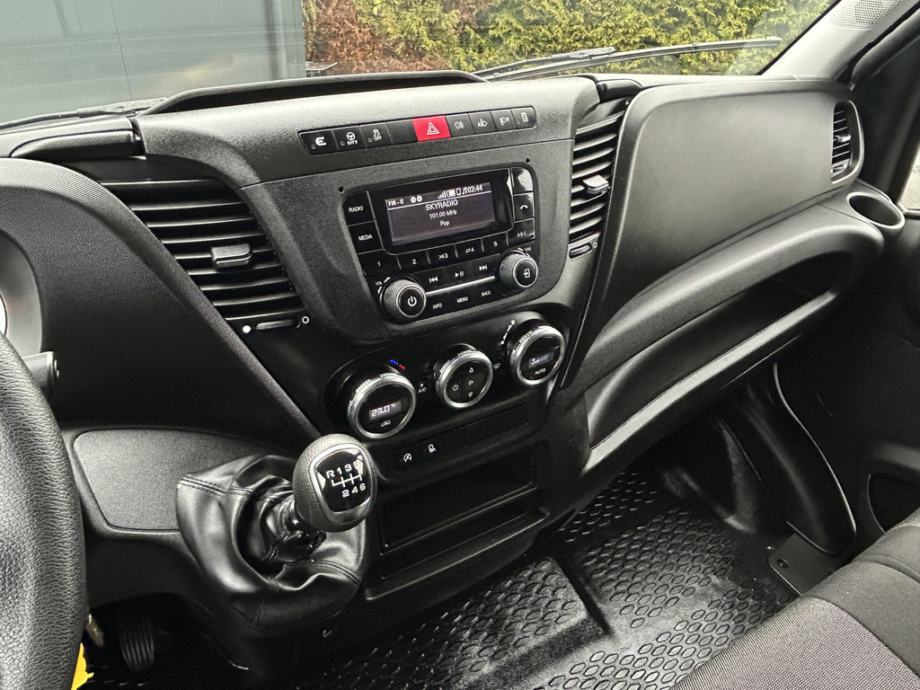 Iveco Daily 35S14V 2.3 136 PK / L2H2 / 30.452 KM !! / 3.500 KG AHG / 270 A DEUREN / TREKHAAK / AIRCO / BLUETOOTH / 3-ZITS 12