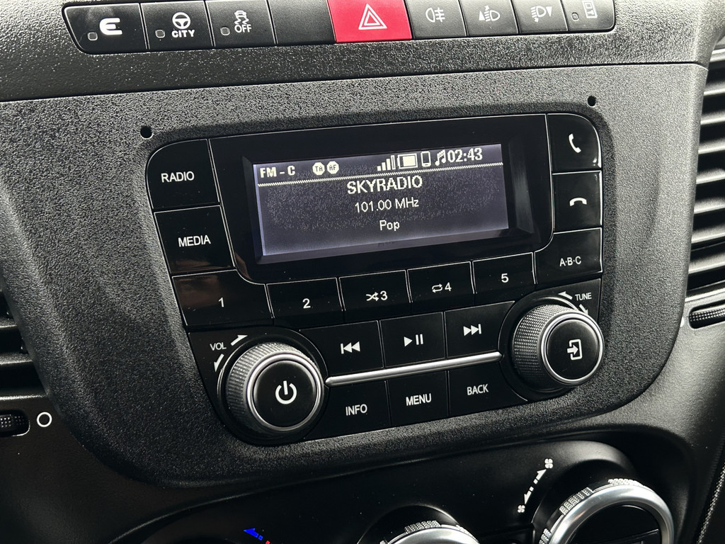 Iveco Daily 35S14V 2.3 136 PK / L2H2 / 30.452 KM !! / 3.500 KG AHG / 270 A DEUREN / TREKHAAK / AIRCO / BLUETOOTH / 3-ZITS 13