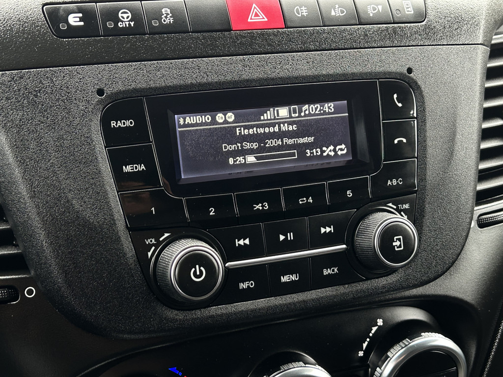 Iveco Daily 35S14V 2.3 136 PK / L2H2 / 30.452 KM !! / 3.500 KG AHG / 270 A DEUREN / TREKHAAK / AIRCO / BLUETOOTH / 3-ZITS 14