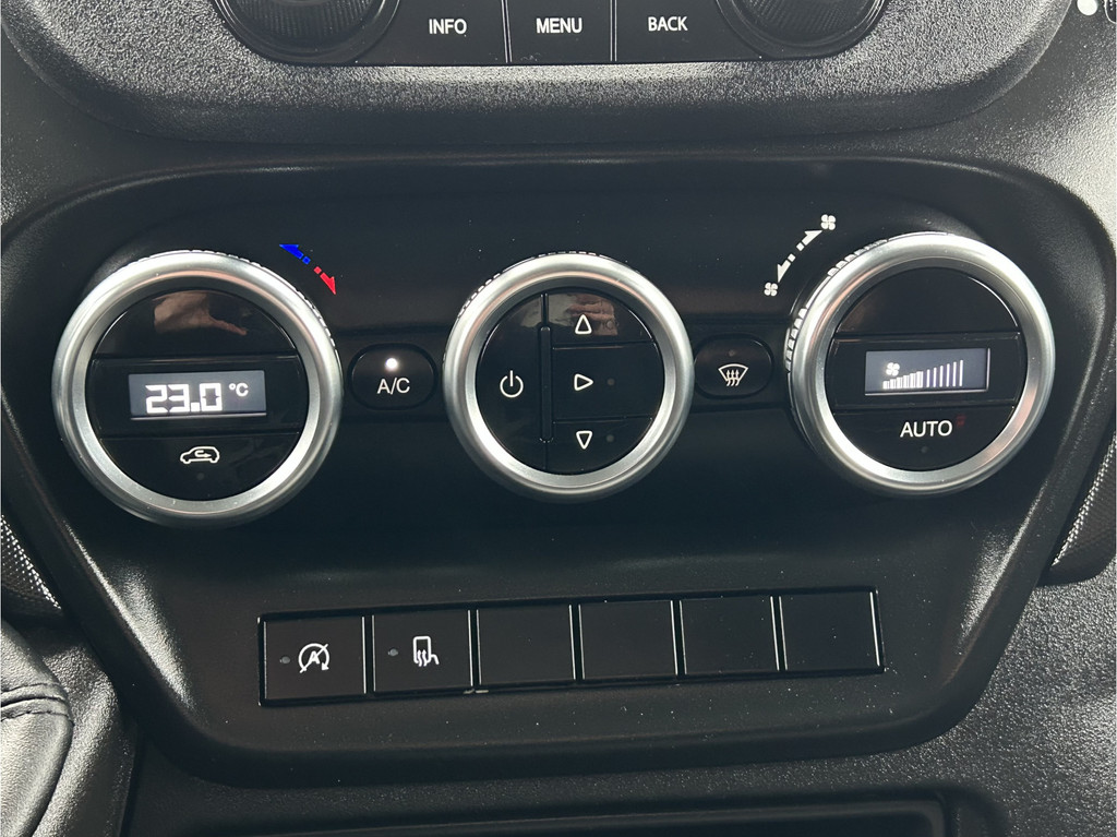 Iveco Daily 35S14V 2.3 136 PK / L2H2 / 30.452 KM !! / 3.500 KG AHG / 270 A DEUREN / TREKHAAK / AIRCO / BLUETOOTH / 3-ZITS 15