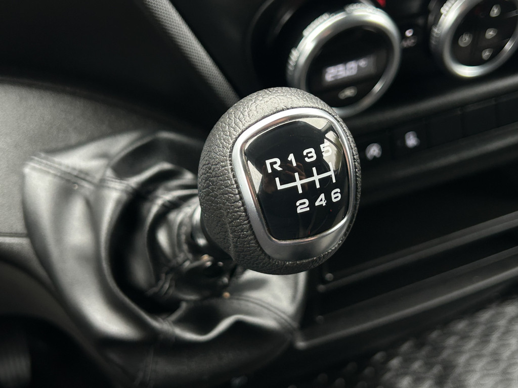 Iveco Daily 35S14V 2.3 136 PK / L2H2 / 30.452 KM !! / 3.500 KG AHG / 270 A DEUREN / TREKHAAK / AIRCO / BLUETOOTH / 3-ZITS 16