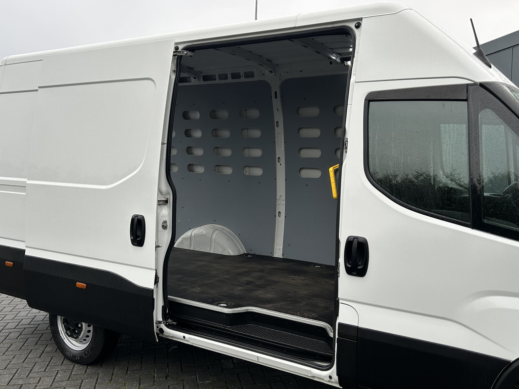 Iveco Daily 35S14V 2.3 136 PK / L2H2 / 30.452 KM !! / 3.500 KG AHG / 270 A DEUREN / TREKHAAK / AIRCO / BLUETOOTH / 3-ZITS 9