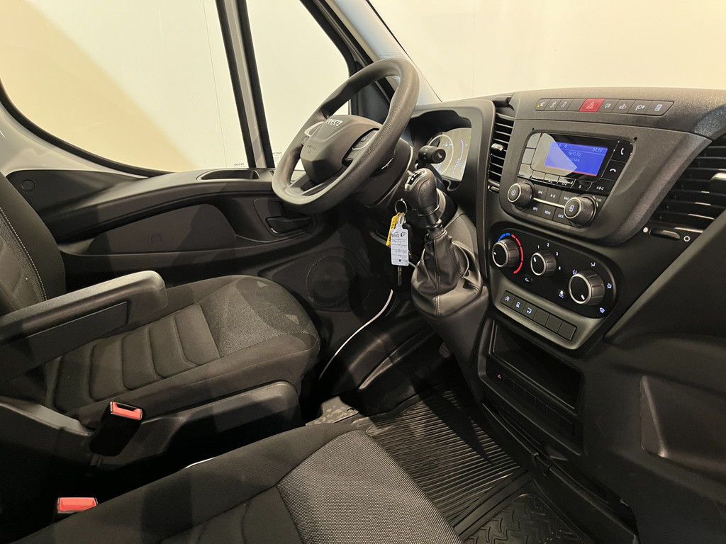 Iveco Daily 35S14V 2.3 410 Bakwagen / Dhollandia Laadklep / Meubelbak / Euro 6 / Airco / Cruise Control / Camera / 3-Zits / 30.000 KM !! 3
