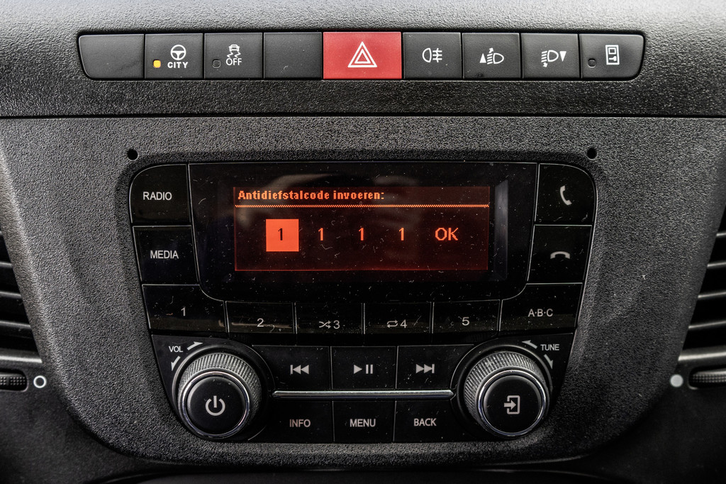 Iveco Daily **35S14V 2.3 L2H2 | Automaat | Euro 6 | Cruise | Climate | 3500 KG Trekgewicht | Trekhaak** 16