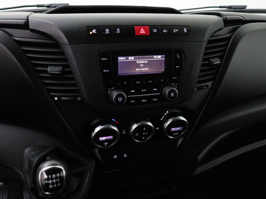 Iveco Daily 35S16 L2H2 | 3500Kg TG | Airco | 3-Persoons | Betimmering 16