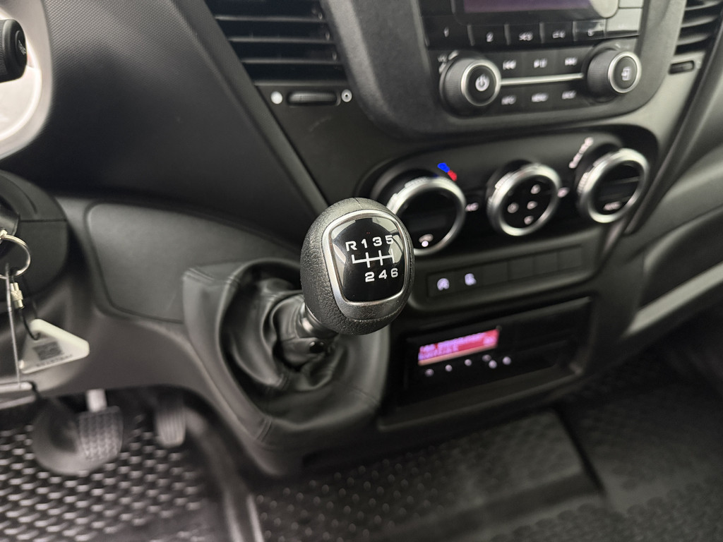 Iveco Daily 35S16 L2H2 | 3500Kg Trekhaak | Airco | 3-Zits | Betimmering 15