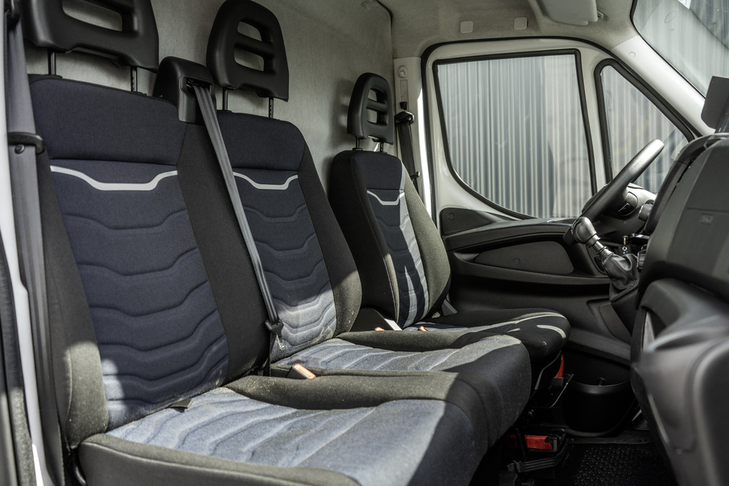 Iveco Daily **35S16V 2.3 L4H2 | Euro 6 | 157 PK | Airco | Camera | 3500 KG Trekgewicht | MF Stuur | 3-Persoons** 11