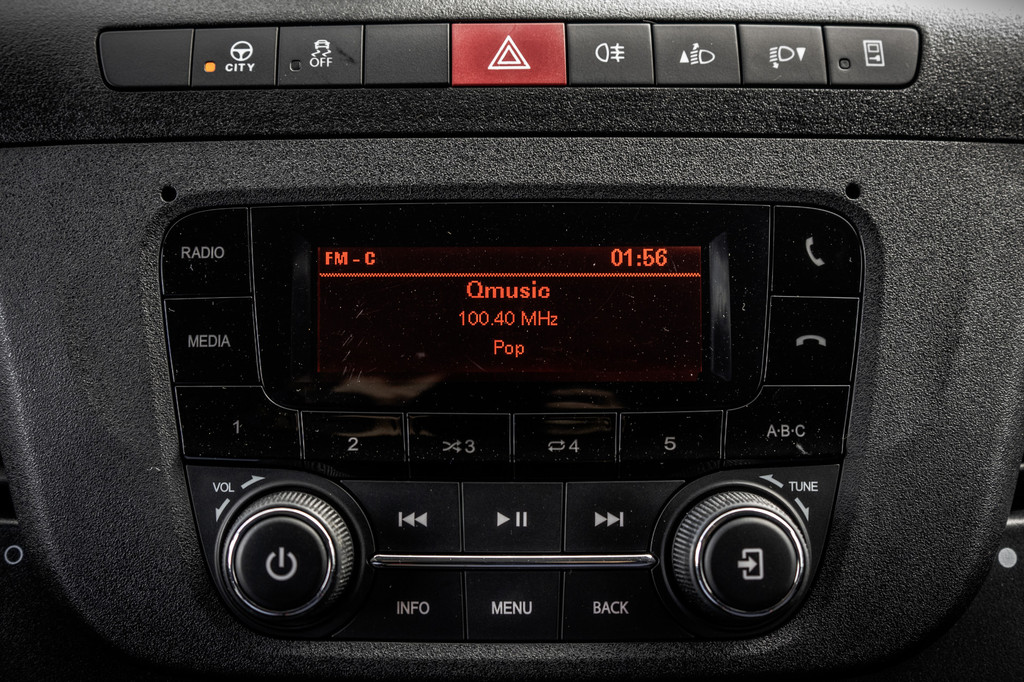 Iveco Daily **35S16V 2.3 L4H2 | Euro 6 | 157 PK | Airco | Camera | 3500 KG Trekgewicht | MF Stuur | 3-Persoons** 16