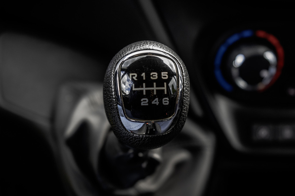 Iveco Daily **35S16V 2.3 L4H2 | Euro 6 | 157 PK | Airco | Camera | 3500 KG Trekgewicht | MF Stuur | 3-Persoons** 18