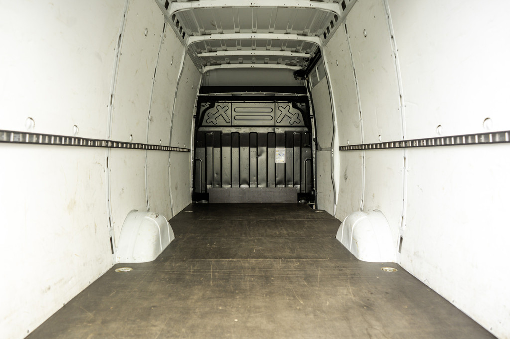 Iveco Daily **35S16V 2.3 L4H2 | Euro 6 | 157 PK | Airco | Camera | 3500 KG Trekgewicht | MF Stuur | 3-Persoons** 9