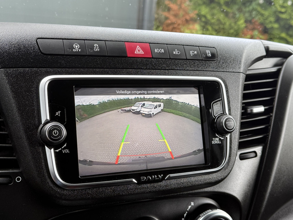 Iveco Daily 35S18 3.0 180 PK AUTOMAAT / DUBBELE CABINE / TREKHAAK / CAMERA / CRUISE / NAVI / 3500 KG AHG 16