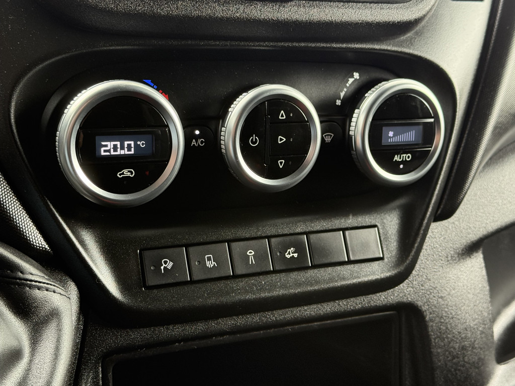 Iveco Daily 35S18 3.0 180 PK AUTOMAAT / DUBBELE CABINE / TREKHAAK / CAMERA / CRUISE / NAVI / 3500 KG AHG 17