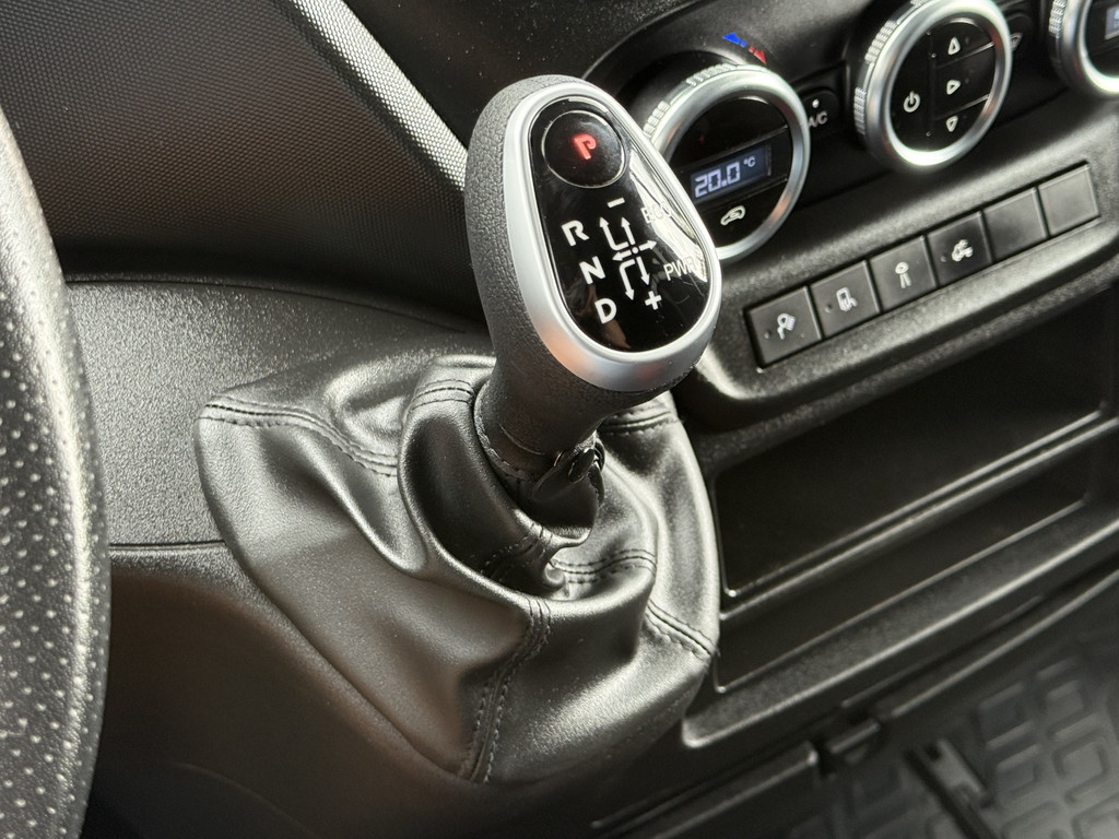 Iveco Daily 35S18 3.0 180 PK AUTOMAAT / DUBBELE CABINE / TREKHAAK / CAMERA / CRUISE / NAVI / 3500 KG AHG 18