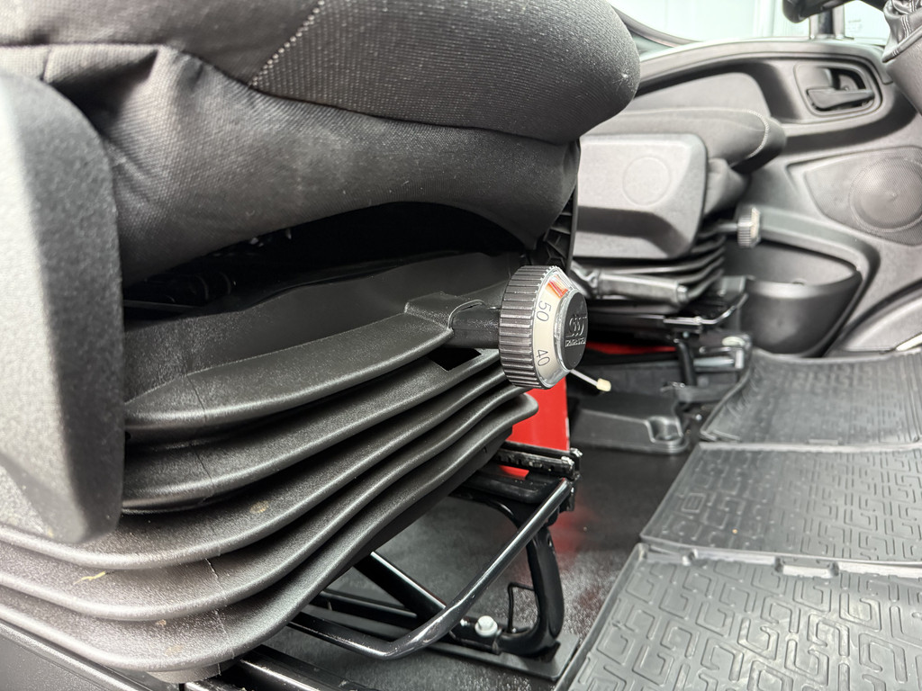 Iveco Daily 35S18 3.0 180 PK AUTOMAAT / DUBBELE CABINE / TREKHAAK / CAMERA / CRUISE / NAVI / 3500 KG AHG 19