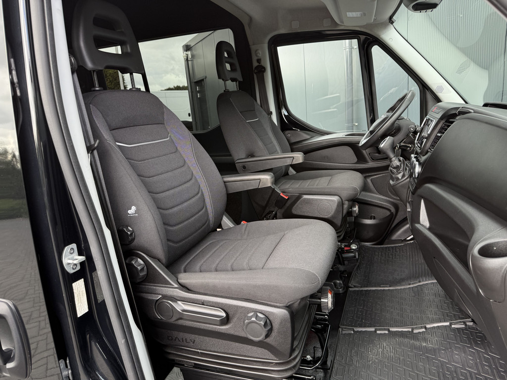 Iveco Daily 35S18 3.0 180 PK AUTOMAAT / DUBBELE CABINE / TREKHAAK / CAMERA / CRUISE / NAVI / 3500 KG AHG 7