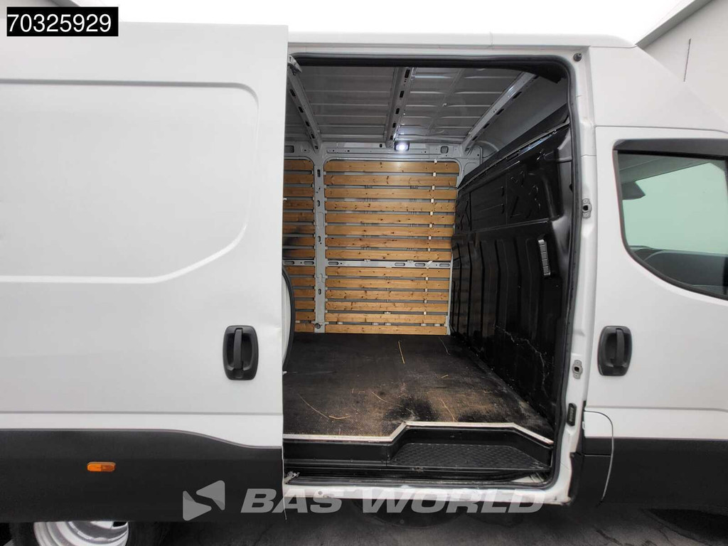 Iveco Daily 35C18 3.0L Automaat Dubbellucht L2H2 3,5t Trekhaak ACC LED Navi Parkeersensoren 180PK Euro6 L2 Airco Trekhaak 8