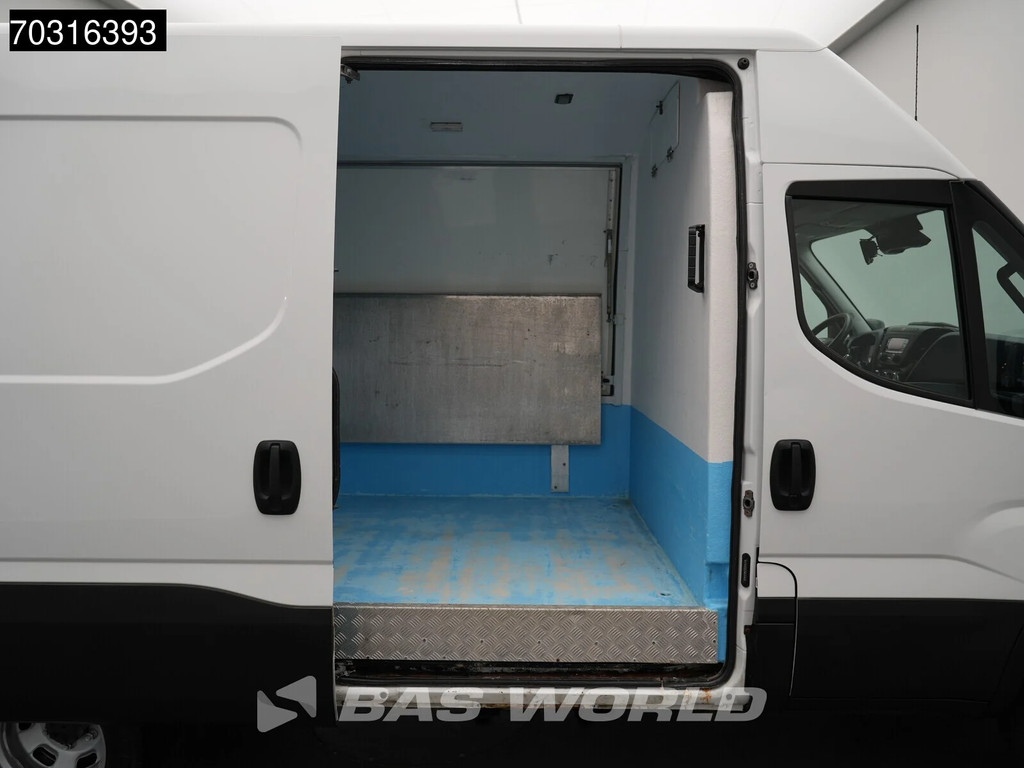 Iveco Daily 35C18 3.0L Automaat Foodtruck L2H2 3,5t Trekhaak Airco Cruise Camera Euro6 L2 Verkoopwagen Marktwagen Airco Trekhaak Cruise control 11