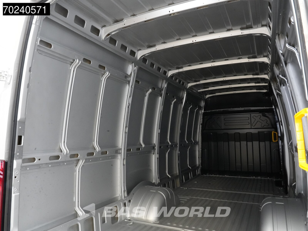 Iveco Daily 35C18 BPM VRIJ! 3.0L Automaat L3H2 180PK Dubbellucht 3,5t Trekgewicht ACC Navi Camera Parkeersensoren 16m3 Euro6 L4H2 16m3 Airco 7