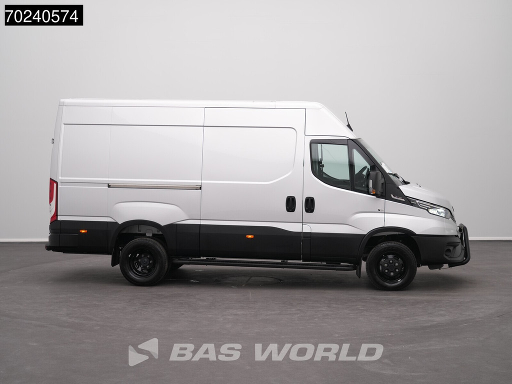 Iveco Daily 35C18 BPM VRIJ! 3.0L Black Edition Automaat 180PK L2H2 Dubbellucht 3,5t Trekgewicht ACC LED Navi Camera Parkeersensoren Euro6 L2 12m3 Airco 14