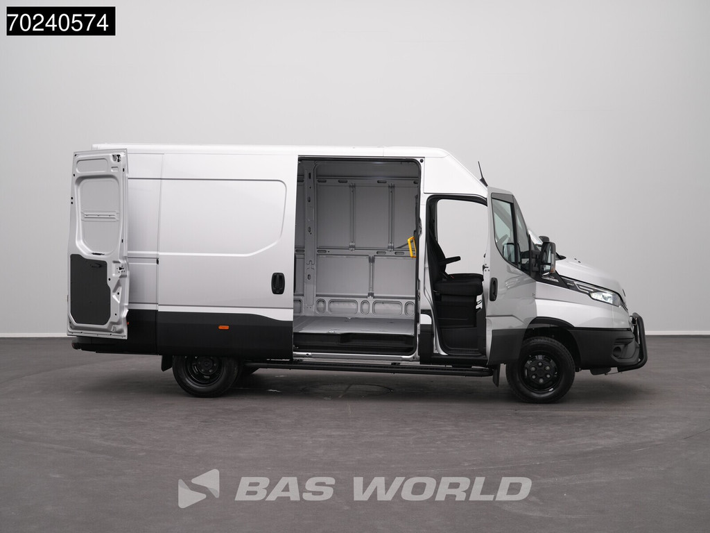 Iveco Daily 35C18 BPM VRIJ! 3.0L Black Edition Automaat 180PK L2H2 Dubbellucht 3,5t Trekgewicht ACC LED Navi Camera Parkeersensoren Euro6 L2 12m3 Airco 16
