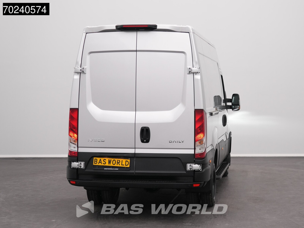 Iveco Daily 35C18 BPM VRIJ! 3.0L Black Edition Automaat 180PK L2H2 Dubbellucht 3,5t Trekgewicht ACC LED Navi Camera Parkeersensoren Euro6 L2 12m3 Airco 3