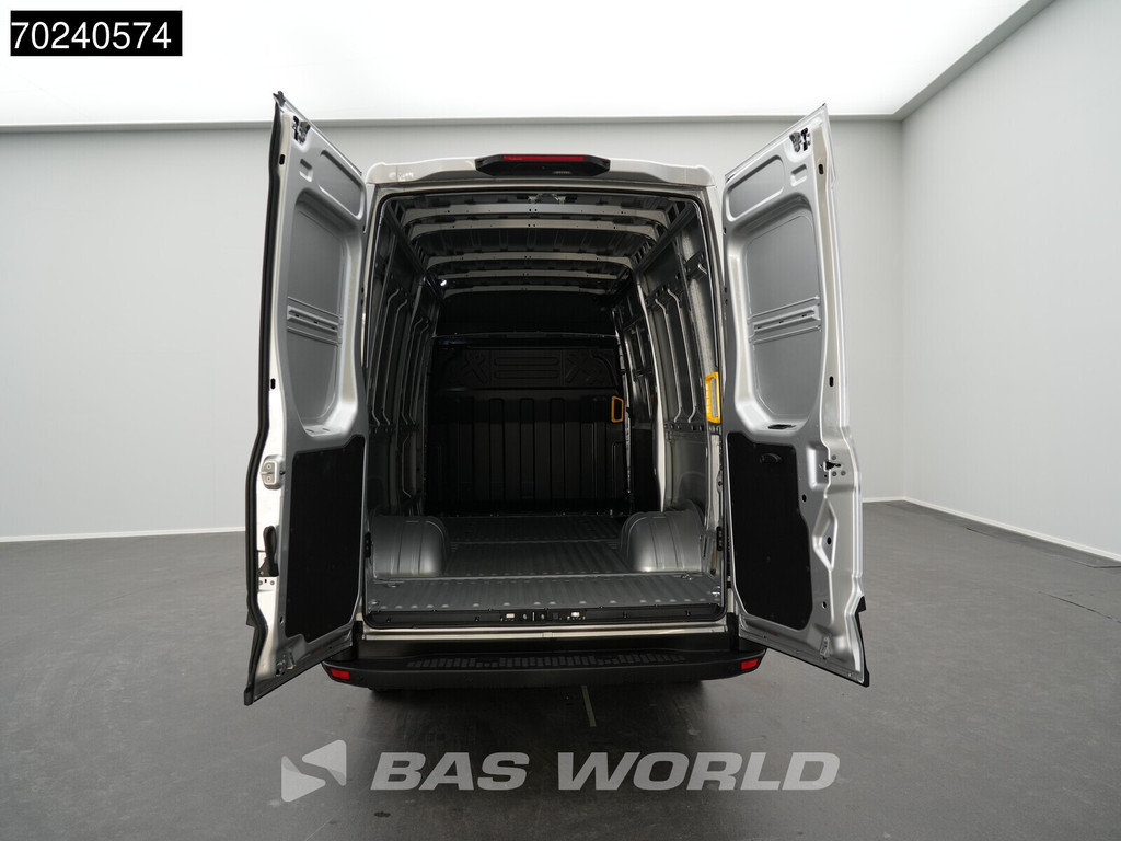 Iveco Daily 35C18 BPM VRIJ! 3.0L Black Edition Automaat 180PK L2H2 Dubbellucht 3,5t Trekgewicht ACC LED Navi Camera Parkeersensoren Euro6 L2 12m3 Airco 5