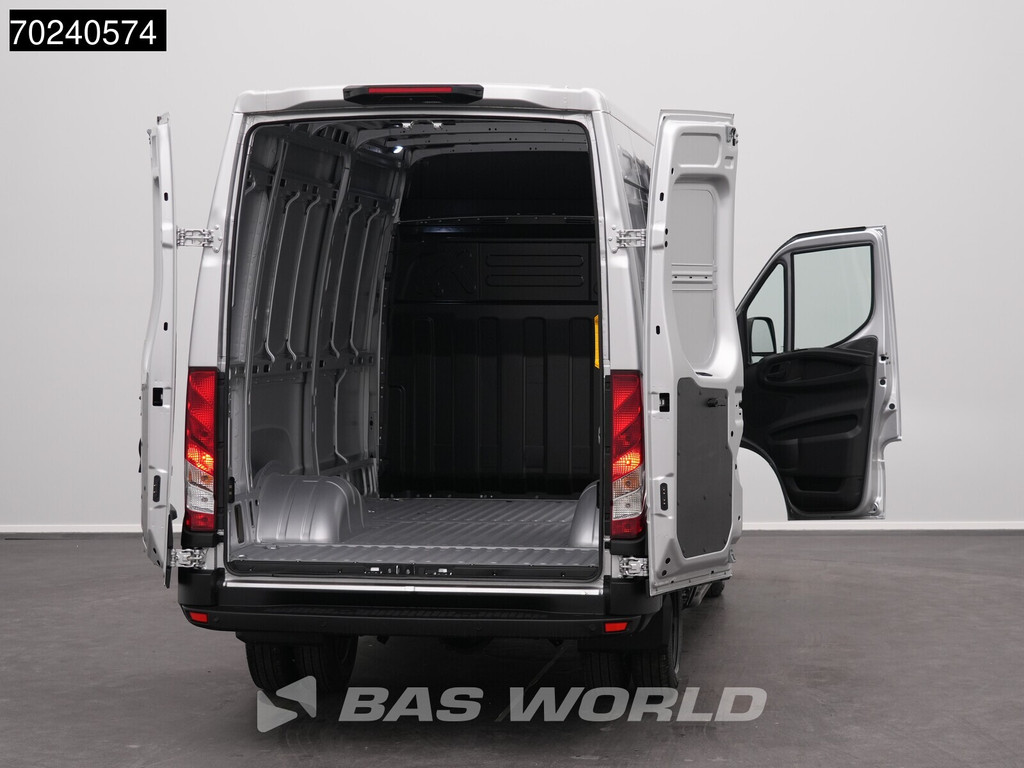 Iveco Daily 35C18 BPM VRIJ! 3.0L Black Edition Automaat 180PK L2H2 Dubbellucht 3,5t Trekgewicht ACC LED Navi Camera Parkeersensoren Euro6 L2 12m3 Airco 6