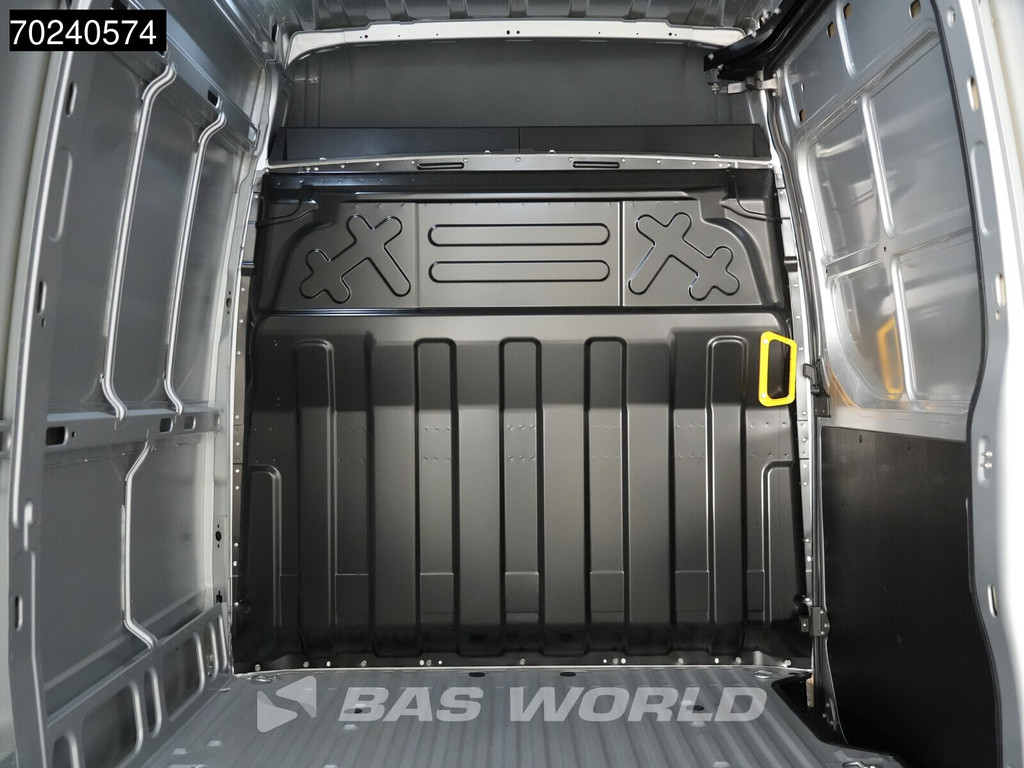 Iveco Daily 35C18 BPM VRIJ! 3.0L Black Edition Automaat 180PK L2H2 Dubbellucht 3,5t Trekgewicht ACC LED Navi Camera Parkeersensoren Euro6 L2 12m3 Airco 7