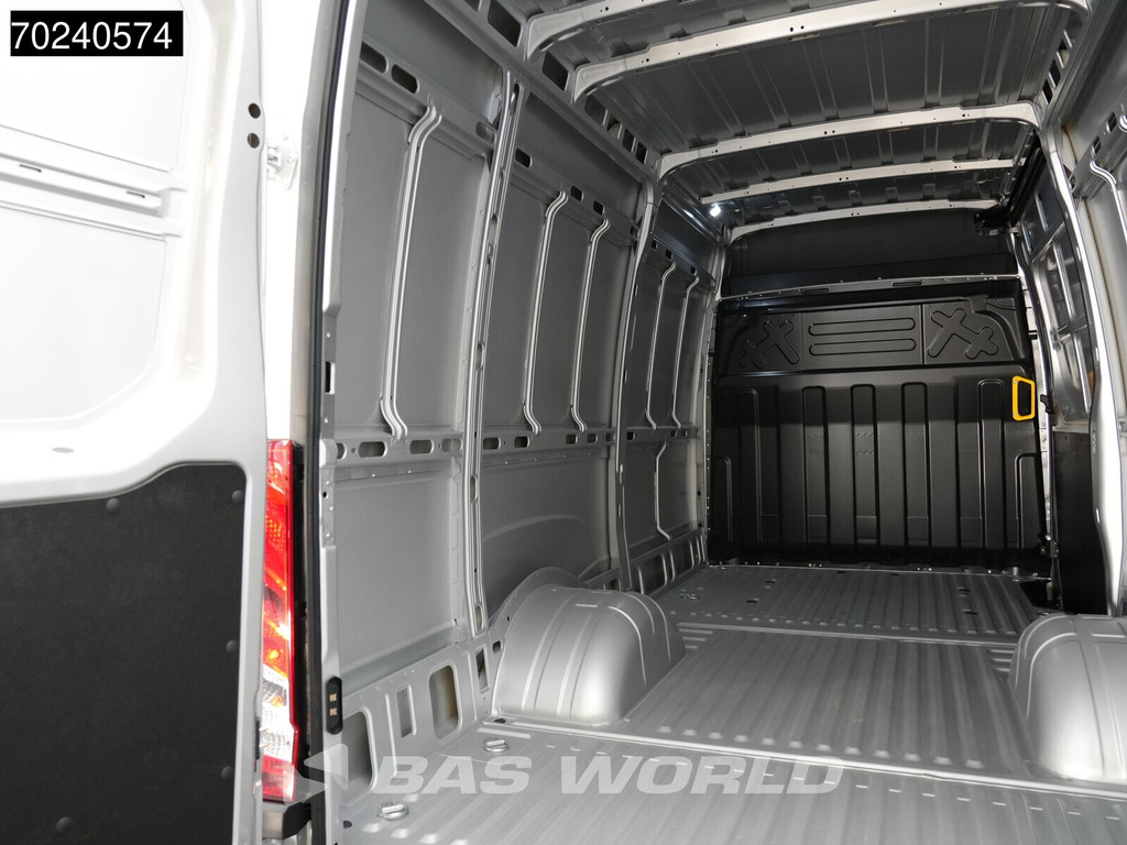 Iveco Daily 35C18 BPM VRIJ! 3.0L Black Edition Automaat 180PK L2H2 Dubbellucht 3,5t Trekgewicht ACC LED Navi Camera Parkeersensoren Euro6 L2 12m3 Airco 8