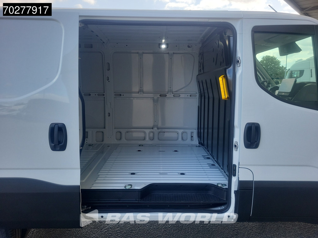 Iveco Daily 35C21 3.0L 210PK Automaat L2H1 Dubbellucht LED ACC 3.5t trekhaak Navi Laag dak 9m3 Airco Trekhaak 7