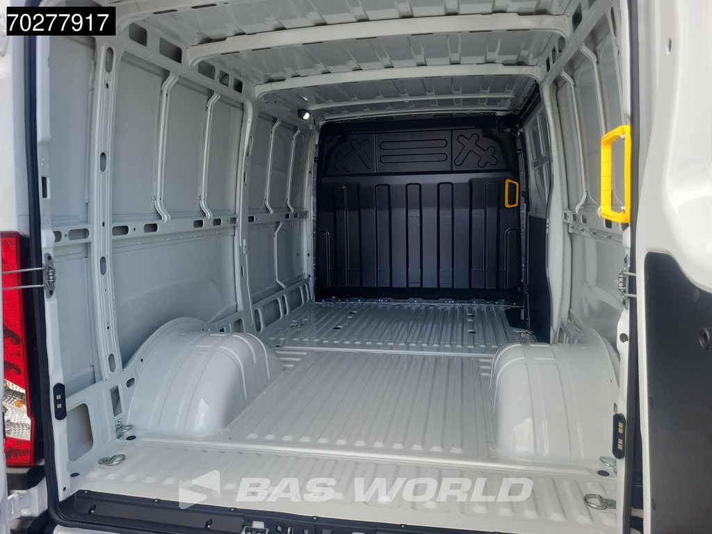 Iveco Daily 35C21 3.0L 210PK Automaat L2H1 Dubbellucht LED ACC 3.5t trekhaak Navi Laag dak 9m3 Airco Trekhaak 9