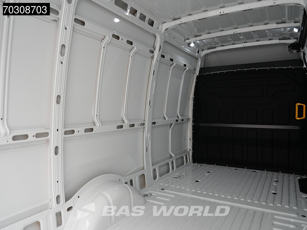 Iveco Daily 35S18 3.0L Automaat L2H2 180PK ACC Airco Cruise Camera Parkeersensoren CarPlay Stoelverwarming 3,5t Trekgewicht Euro6 L2 Airco 12