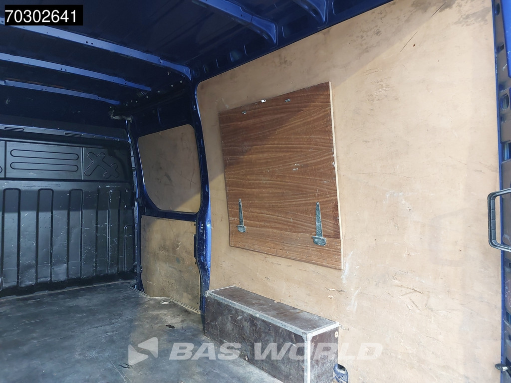 Iveco Daily 35S18 3.0L Automaat L2H2 3,5t Trekhaak 180PK Navi Airco Cruise Camera Parkeersensoren Imperiaal Velgen Euro6 L2 Airco Trekhaak Cruise control 9