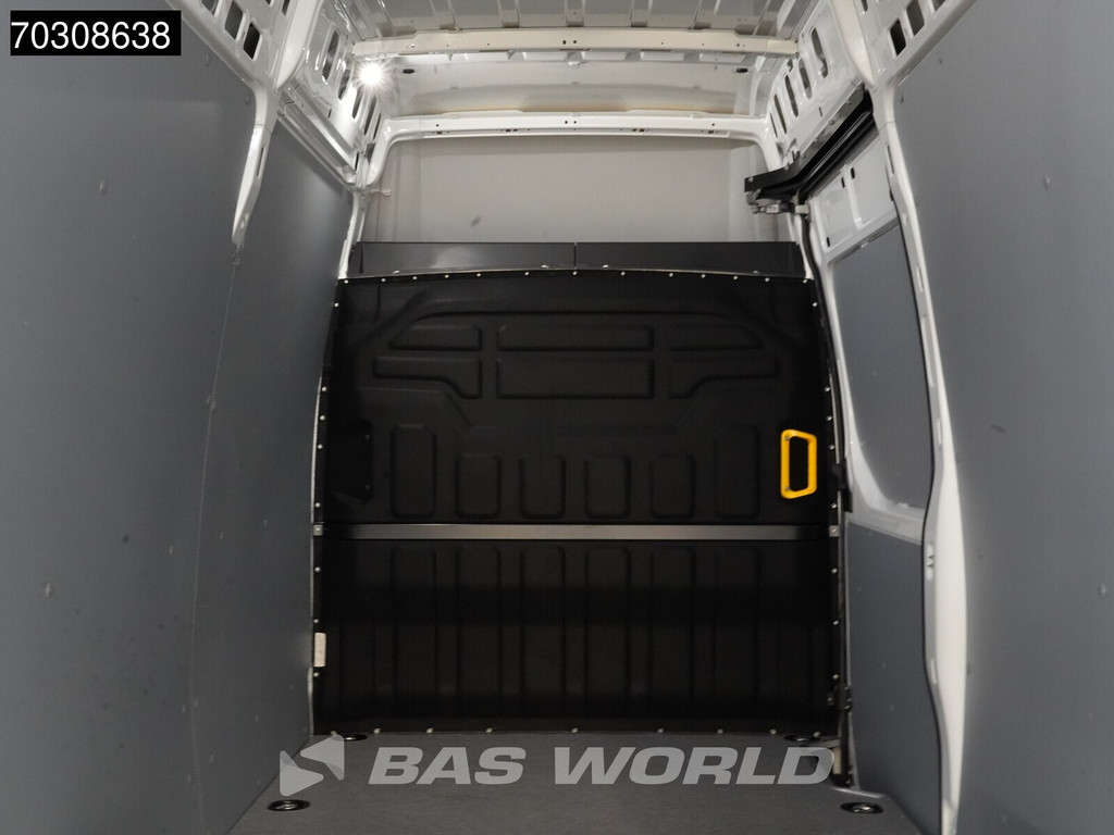 Iveco Daily 35S18 3.0L Automaat L4H3 180PK ACC LED Airco Camera CarPlay Parkeersensoren 3,5t Trekgewicht 19m3 Euro6 L4 Hoog Dak Airco Trekhaak 10