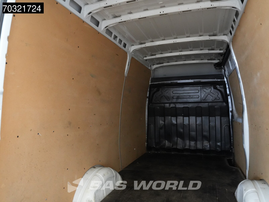 Iveco Daily 35S18 3.0L L2H2 180PK Navi Airco Cruise Camera 3,5t Trekgewicht Euro6 L2 Airco Cruise control 11