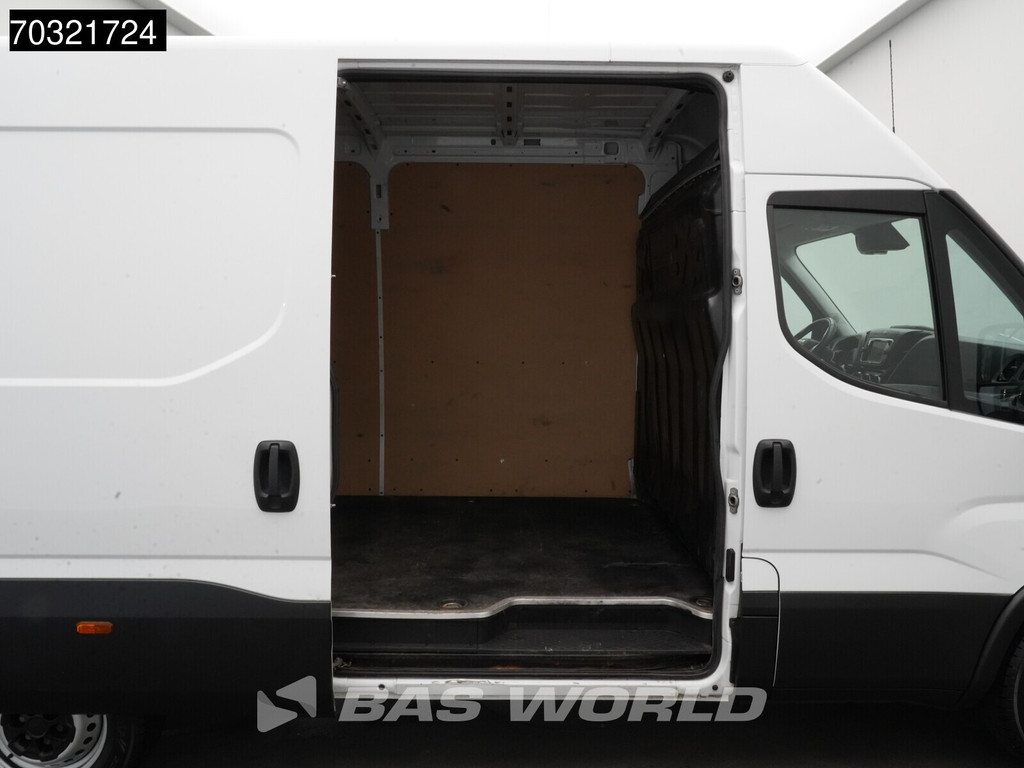 Iveco Daily 35S18 3.0L L2H2 180PK Navi Airco Cruise Camera 3,5t Trekgewicht Euro6 L2 Airco Cruise control 9