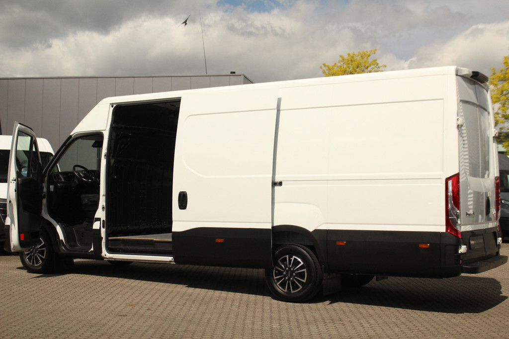 Iveco Daily 35S18A8 3.0 180pk L4H2 Automaat | Adap. Cruise | L + R Schuifdeur | 3500kg trekgew. | Gev. Stoel | Camera | Navi | Clima | Lease 537,- p/m 12