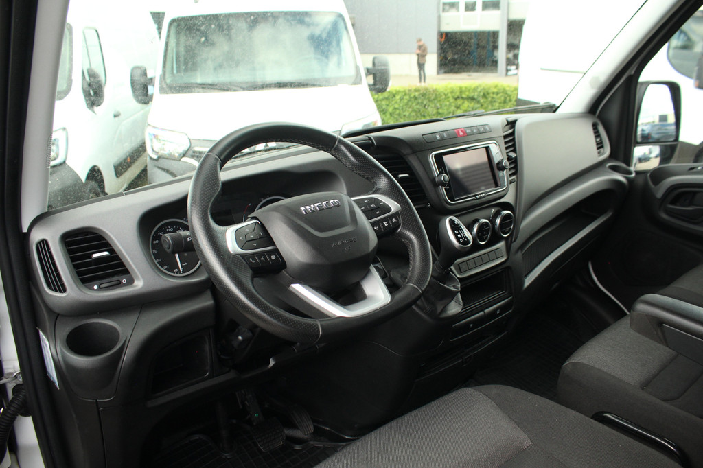 Iveco Daily 35S18A8 3.0 180pk L4H2 Automaat | Adap. Cruise | L + R Schuifdeur | 3500kg trekgew. | Gev. Stoel | Camera | Navi | Clima | Lease 537,- p/m 15