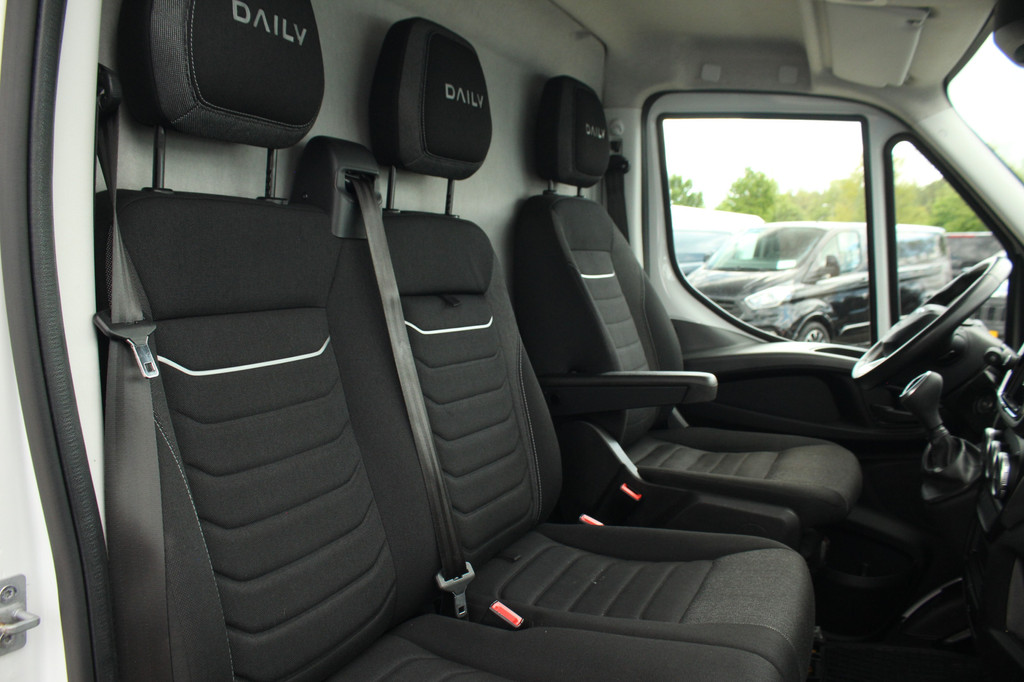 Iveco Daily 35S18A8 3.0 180pk L4H2 Automaat | Adap. Cruise | L + R Schuifdeur | 3500kg trekgew. | Gev. Stoel | Camera | Navi | Clima | Lease 537,- p/m 18